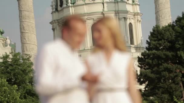 Joyeux couple marchant en Autriche, Viena. Ils s'aiment et passent du temps ensemble. — Video