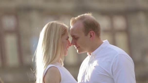 Joli couple se promenant dans la ville. Pendant l'été. Coucher de soleil en ville — Video