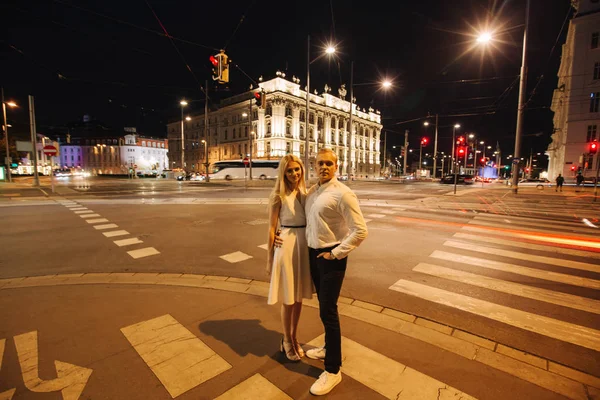 Yound homme et femme marchent dans la ville la nuit. Bonsoir, Wiena. Bâtiment avec lumières — Photo