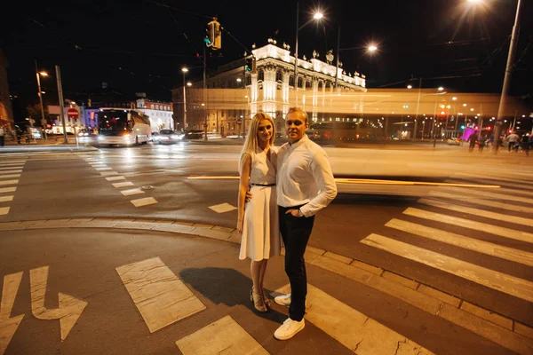 Yound homme et femme marchent dans la ville la nuit. Bonsoir, Wiena. Bâtiment avec lumières — Photo