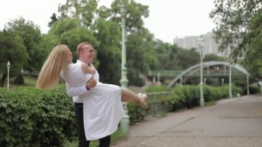 Attrective çift dans embanlment. Yeşil arka plan. Aktif eğlence.