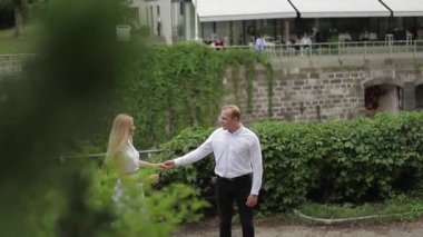 Attrective çift dans embanlment. Yeşil arka plan. Aktif eğlence