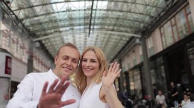 Güzel çift şehirde yürüyüş. Yaz aylarında. Zaman günbatımı şehirde akşam