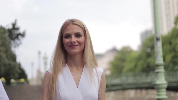 Un couple attentif danse sur l'embaumement. Fond vert. passe-temps actif — Video