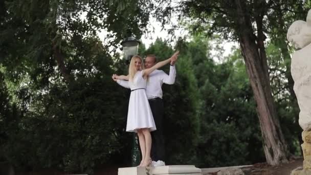 Ein aufmerksames Paar tanzt auf der Böschung. Grüner Hintergrund. Aktiver Zeitvertreib — Stockvideo