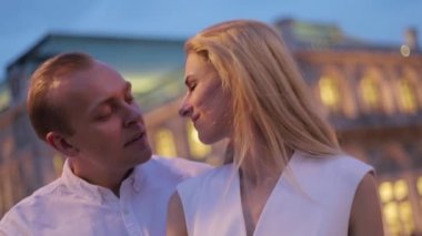 Mutlu çift şehir içinde hastamızdı yürümek. Wiena, Avusturya. Opera yakınındaki standı