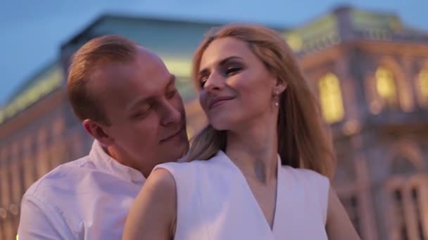 Ein Glückliches Paar Spaziert Abends Durch Die Stadt Wien Österreich — Stockvideo