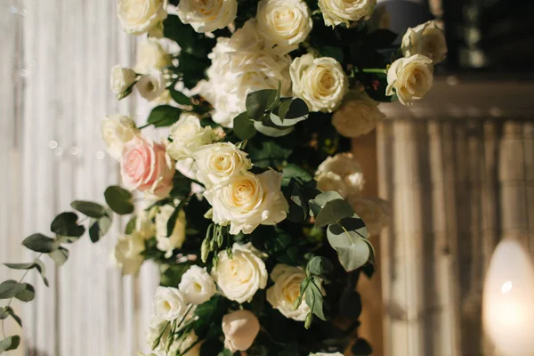 Decoración floral en la ceremonia de boda junto al restaurante. Color rosa y blanco de rosa. Decoración elegante en la boda encantadora —  Fotos de Stock