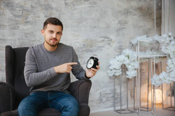 Yakışıklı adam bir Noel bekliyor ve saat noktalarda. Sabırla beklemek. Kış tatili geliyor