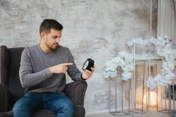 Yakışıklı adam bir Noel bekliyor ve saat noktalarda. Sabırla beklemek. Kış tatili geliyor.