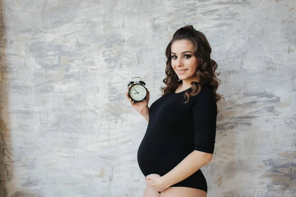 Těhotná žena Yound podrÏte v jejích rukou. Krásný portrét budoucí matky. Žena čeká dítě, baby — Stock fotografie