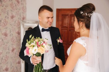 Onun odasına bir gelin ile damat ne zaman an