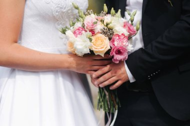 Buket dışında çiftler elinde düğün. çiçekler