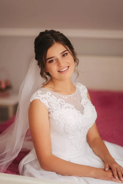 Junge Braut im weißen Hochzeitskleid. Charmante und zärtliche Dame wartet auf einen Bräutigam — Stockfoto