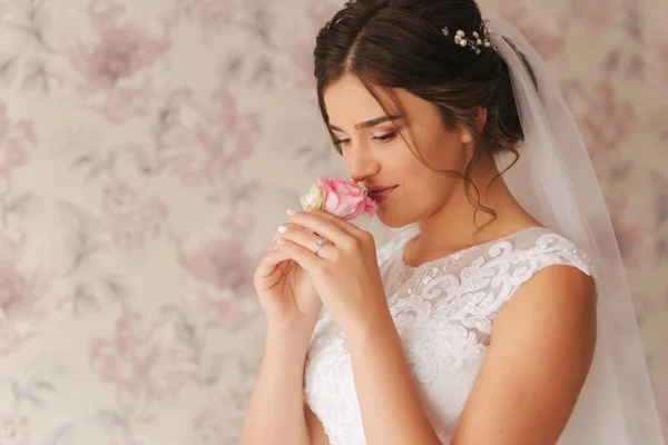 Junge Braut im weißen Hochzeitskleid. Charmante und zärtliche Dame wartet auf einen Bräutigam — Stockfoto