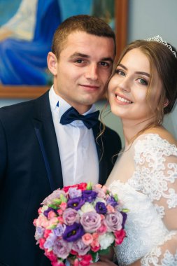 Gelin ve damat kilisede aşk yemini ver. öpücük