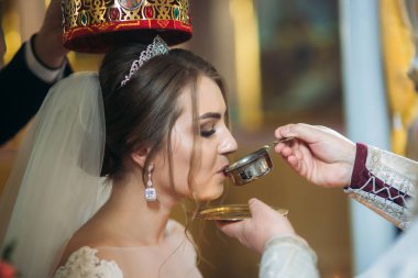 Güzel gelin iç bir asma kilisede