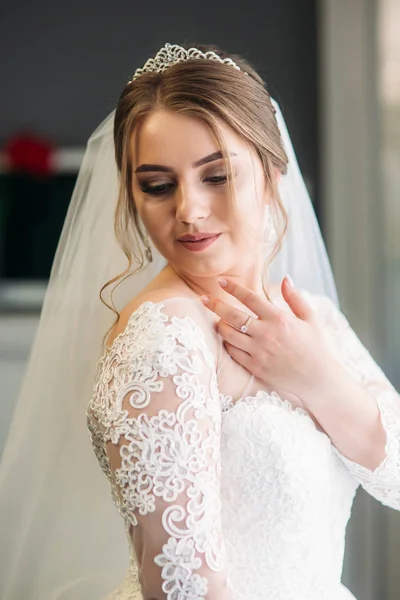 Портрет нареченої у весільній сукні. Сукні нареченої в готелі — стокове фото