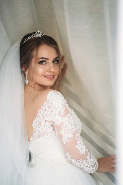 Portrait of a bride in a wedding dress. The bride dresses in the hotel — Stock Photo, Image