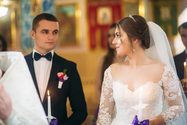 Bruden och brudgummen ge ett löfte om kärlek i kyrkan — Stockfoto