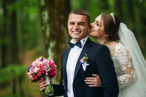 Casal romântico de recém-casados no meio da floresta — Fotografia de Stock