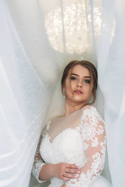 Porträt einer Braut im Brautkleid. die Brautkleider im Hotel — Stockfoto