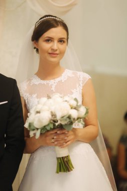 Buket çiçek kilisede gelinle