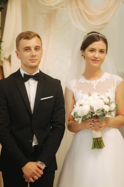 Damat ve gelin kilisede düğün töreninde