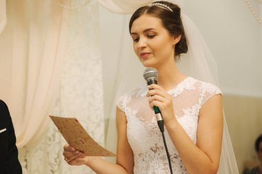 Damat ve gelin kilisede düğün töreninde