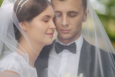 Portre damat ve gelin. Düğün günü. Yeni evli. Mutlu çift