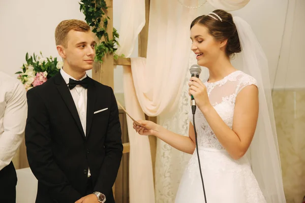 Novio y novia en la ceremonia de boda en la iglesia — Foto de Stock