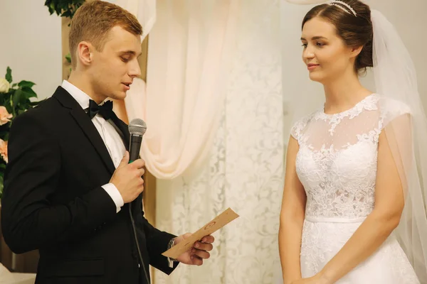 Noiva e noivo na cerimônia de casamento na igreja — Fotografia de Stock