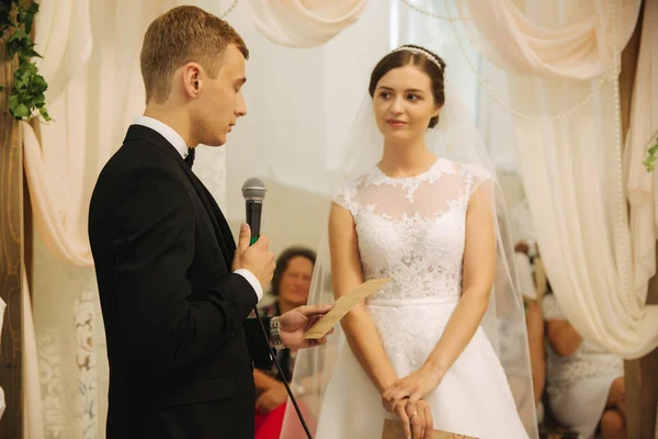 Noiva e noivo na cerimônia de casamento na igreja — Fotografia de Stock