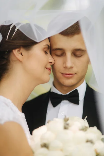 Porträt Bräutigam und Braut. Hochzeitstag. gerade verheiratet. Glückliches Paar — Stockfoto