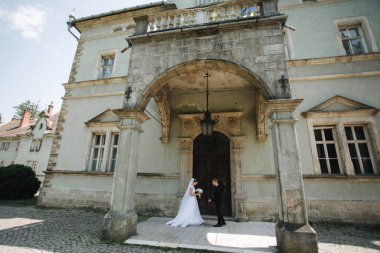 Mutlu yeni evliler onların düğün günü birlikte zaman geçirin.