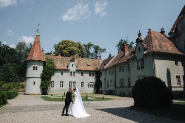 Damat ve gelin büyük castle yakınındaki park yol gösterecek.