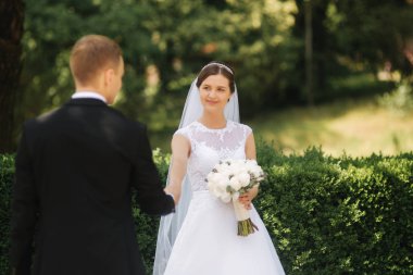 Onların düğün günü parkta yürüyüş mutlu güzel çift. Yeni evli