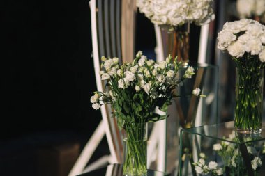 Açık Hava Weddind süs. Güzel bir beyaz kemer çiçek dekoru. Ağaç görünümünü güzel beckground