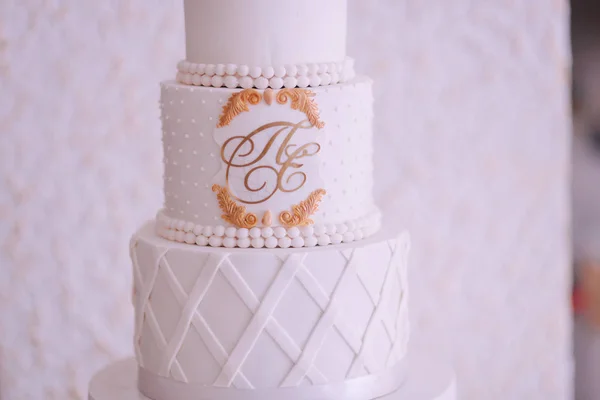 Beautiful wedding white cake in restaurant. inside — Stock Photo, Image