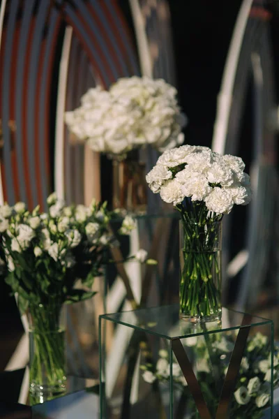 Decoratiuni de nunta in aer liber. Decor floral al unui arc alb frumos. Frumoasă vedere la pământ a copacilor — Fotografie, imagine de stoc