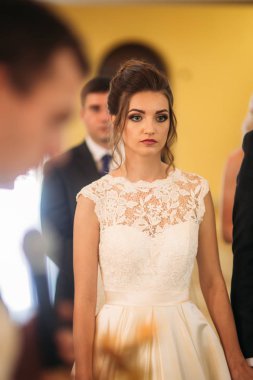 Gelin ve damat düğün kilise üzerinde