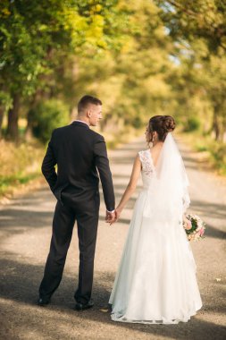 Sokak ortasında yürüyen yeni evliler romantik çift