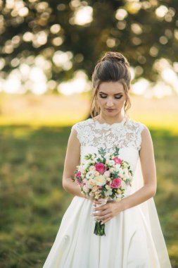 Güzel gelin buketi konumu alan büyük ağaç arka planda ortasında olan