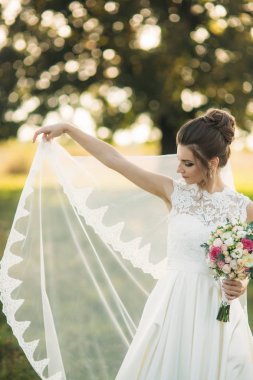 Güzel gelin buketi konumu alan büyük ağaç arka planda ortasında olan