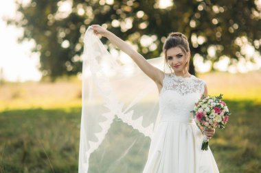 Güzel gelin buketi konumu alan büyük ağaç arka planda ortasında olan