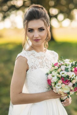 Güzel gelin buketi konumu alan büyük ağaç arka planda ortasında olan