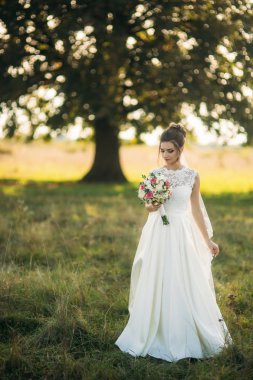 Güzel gelin buketi konumu alan büyük ağaç arka planda ortasında olan