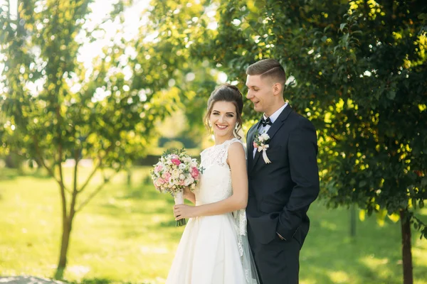 Felice sposa e sposo dopo la cerimonia di nozze — Foto Stock