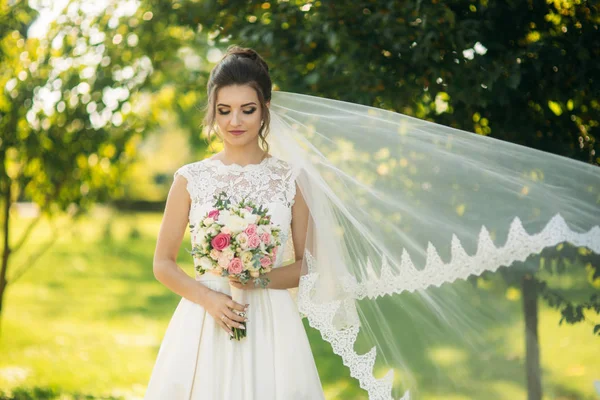 Krásná nevěsta kytici držet v rukou. Šťastná nevěsta úsměv na fotografa — Stock fotografie