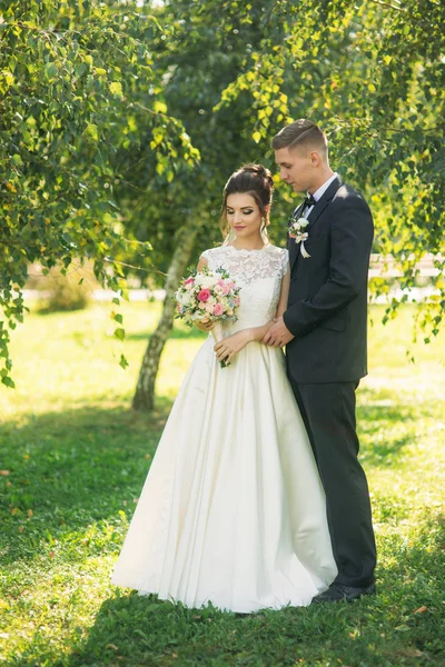 Noiva feliz e noivo após a cerimônia de casamento — Fotografia de Stock